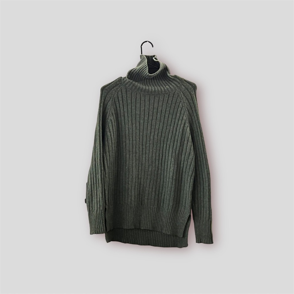 Stretchy green turtleneck sweater